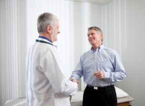médecin et patient satisfaits de la prostatite guérie