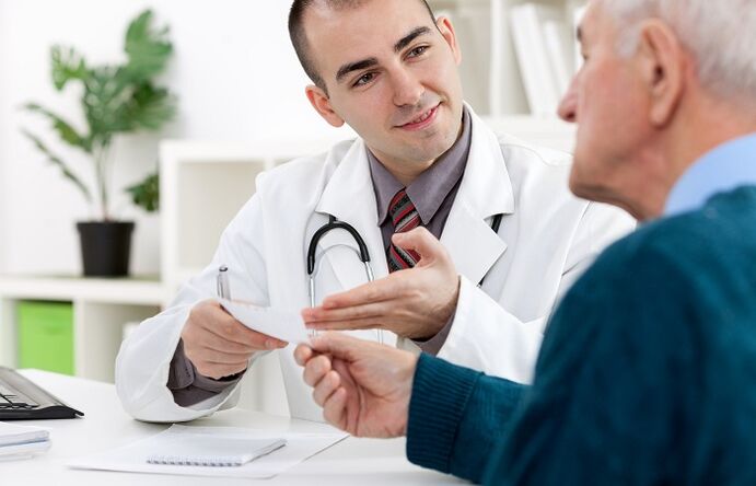 médecin prescrit des médicaments pour la prostatite