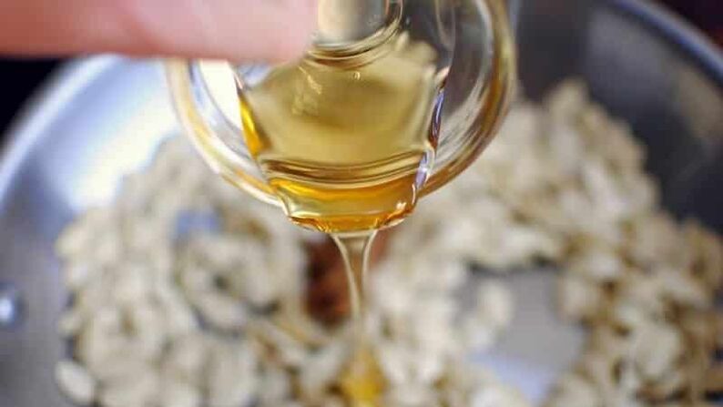 Le miel double l'effet curatif des graines de citrouille, soulageant ainsi les symptômes de la prostatite. 