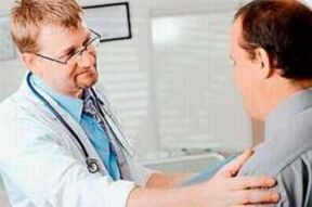 Un homme atteint de prostatite lors d'un rendez-vous chez le médecin. 